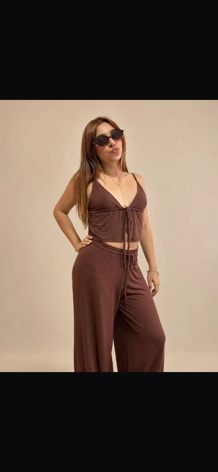 Modelo USE ELLA com conjunto marrom, top de alças e calça